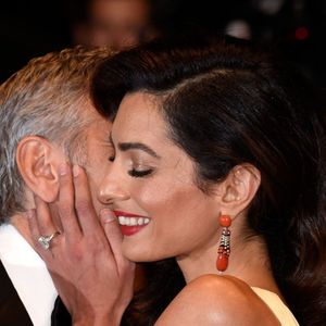 Tons terrosos e corte fluido: o look de Amal une sofisticação clássica e sensualidade discreta