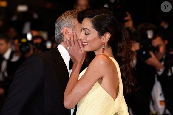 Tons terrosos e corte fluido: o look de Amal une sofisticação clássica e sensualidade discreta