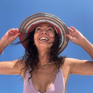 Uma internauta reclamou do maiô escolhido por Claudia Ohana: "Claudinha coloca um maior que ajude a realçar sua beleza e não que ajuda a destruir! vc é linda mas esse maior te deixou estranha"