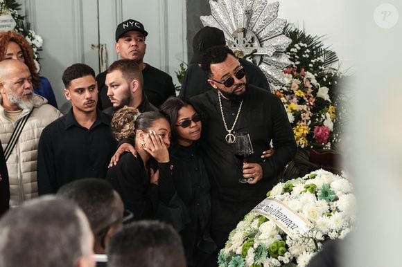 Durante a despedida da mãe, Dudu Nobre também bebeu vinho e participou da cerimônia musical escolhida pela família para celebrar a trajetória de Anita Nobre