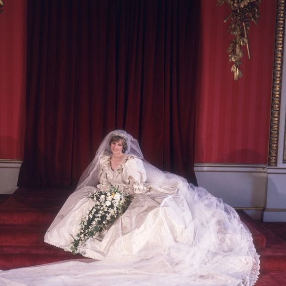 Há 44 anos, Diana redefinia o vestido de noiva com cauda de 7,6 metros e véu de 140 metros