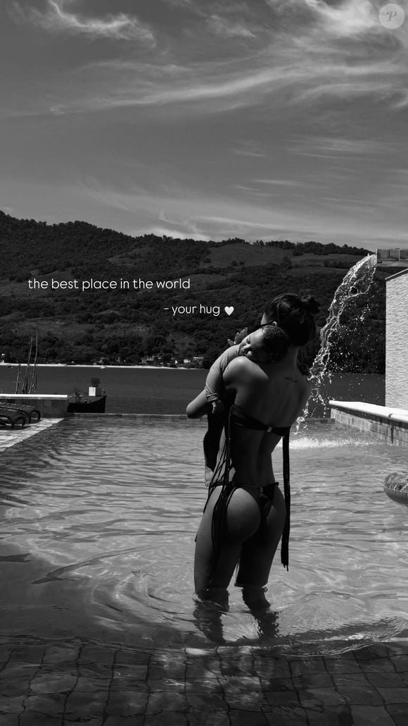 Amanda Kimberlly posou em cliques raros de biquíni nos stories e levou um deles ao feed