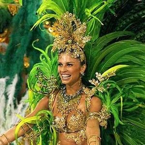 Grazi Massafera desfilou como rainha de bateria da Grande Rio em 2007