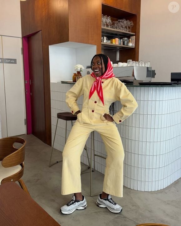 O estilo 'athleisure' segue em alta e o Fila Runner 2k combina muito bem com legging, blazer de linho e acessórios minimalistas para um look elegante e moderno