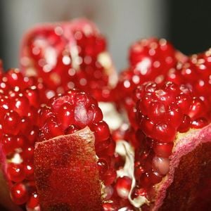 Na Grécia, existe um costume de quebrar uma romã na porta de casa na virada do ano