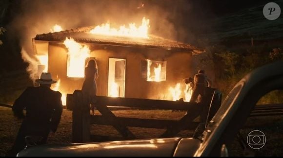 No primeiro capítulo de 'Êta Mundo Melhor', Filó (Débora Nascimento) morre queimada