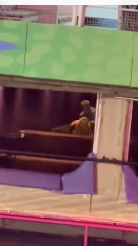 Homem flagrado transando na Sapucaí é casado, mas não é a esposa que aparece no vídeo