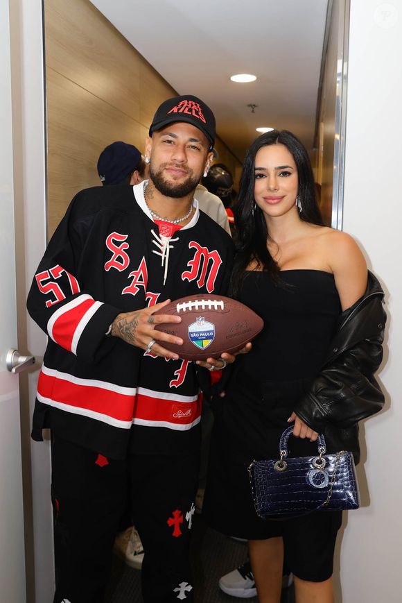 Bruna Biancardi com Neymar em jogo de futebol americano nesta sexta-feira (05)
