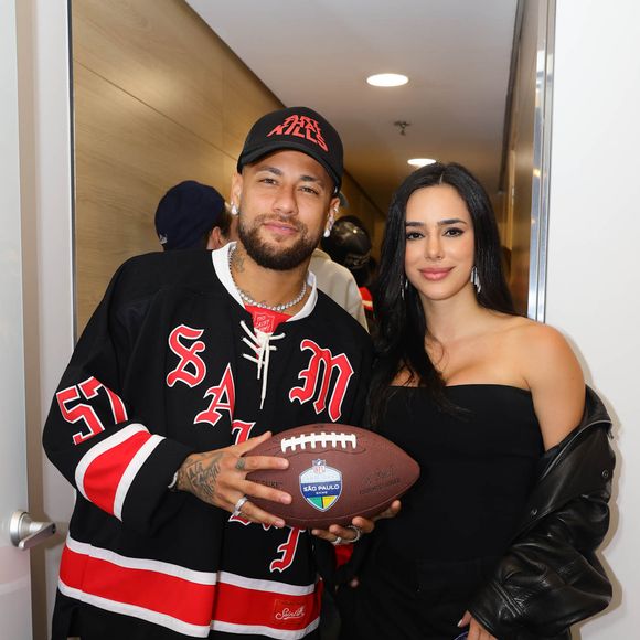 Bruna Biancardi com Neymar em jogo de futebol americano nesta sexta-feira (05)