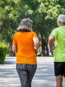 Lucas, personal trainer: 'A partir dos 50 anos, caminhar com o peito erguido e os braços em movimento melhora a postura e aumenta a frequência cardíaca'