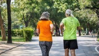 Lucas, personal trainer: 'A partir dos 50 anos, caminhar com o peito erguido e os braços em movimento melhora a postura e aumenta a frequência cardíaca'