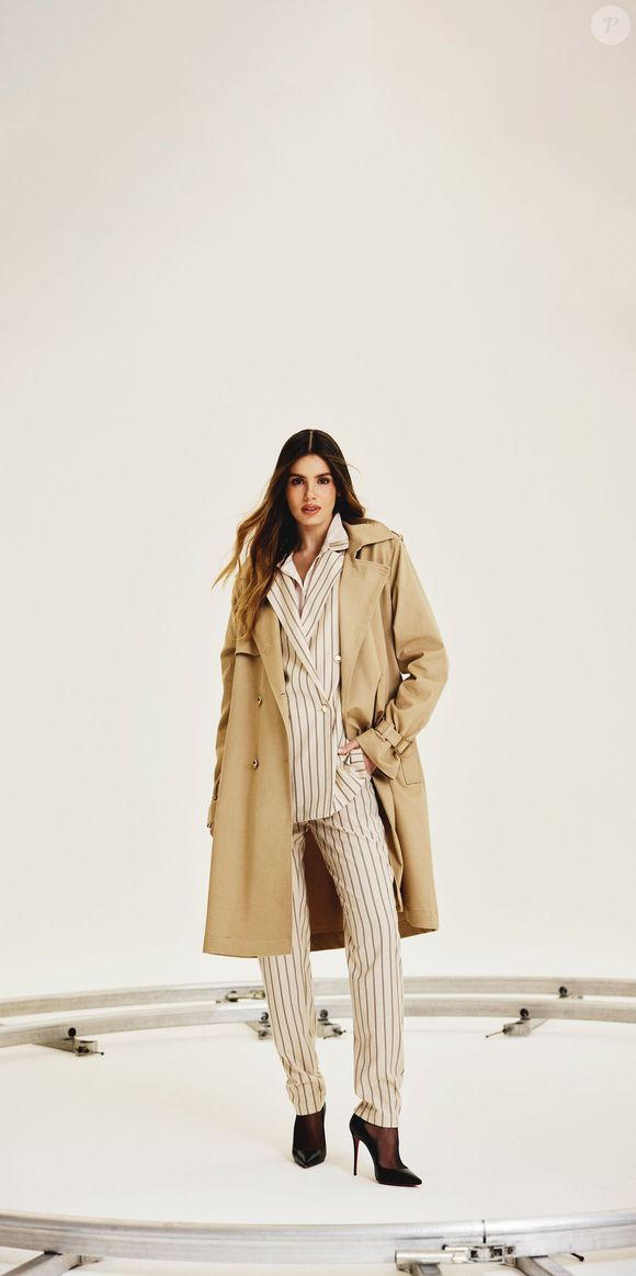 Com peças que transitam entre o clássico e o contemporâneo, como trench coats, conjuntos de alfaiataria, couro e denim, a coleção aposta em tons intensos como vinho e marrom; a embaixadora, Camila Queiroz destacou a importância desse momento