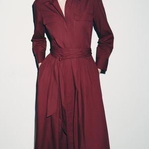 Com cinto marcando a cintura e decote em V, este vestido bordô da Zara é daqueles que fazem qualquer produção parecer mais sofisticada