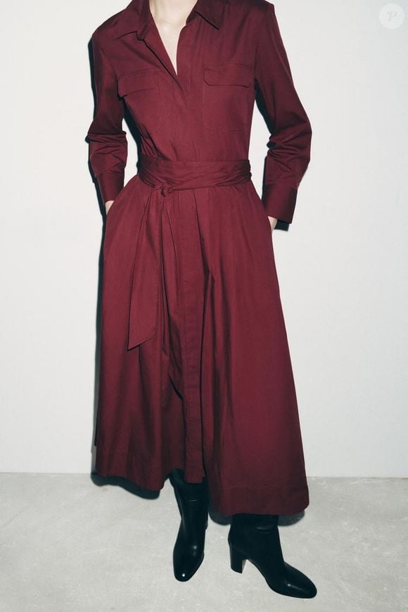 Com cinto marcando a cintura e decote em V, este vestido bordô da Zara é daqueles que fazem qualquer produção parecer mais sofisticada