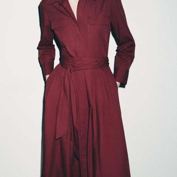 Com cinto marcando a cintura e decote em V, este vestido bordô da Zara é daqueles que fazem qualquer produção parecer mais sofisticada