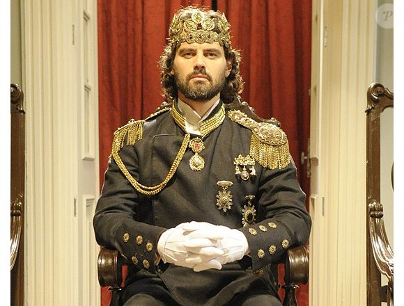 Novamente de cabelo comprido e barba, Carmo Dalla Vecchia esteve no elenco da novela 'Cordel Encantado', em 2011