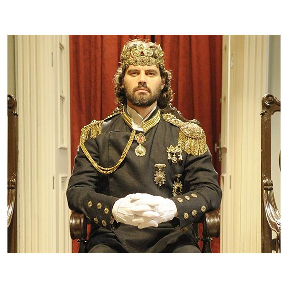 Novamente de cabelo comprido e barba, Carmo Dalla Vecchia esteve no elenco da novela 'Cordel Encantado', em 2011