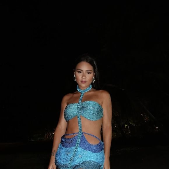 Giullia Buscacio aposta em look azul de R$ 6 mil para o Réveillon 2025