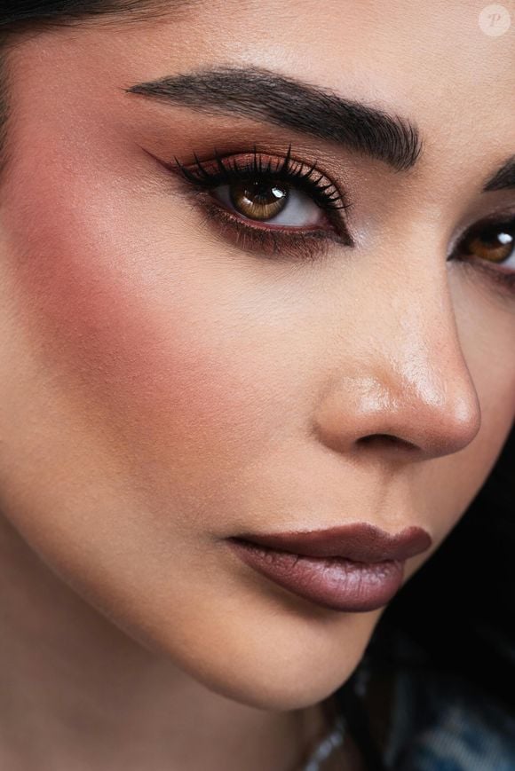 Aplicar a técnica certa para maquiagem em olhos castanhos vai iluminar e abrir ainda mais o olhar, segundo dicas de maquiador.
