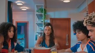 A psicologia aponta: as pessoas que sempre encostam a cadeira na mesa têm um traço de caráter em comum