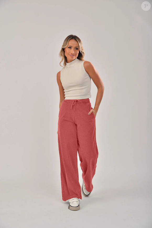 Quem procura um tênis confortável sem abrir mão da elegância pode apostar neste Converse rosa suave, que combina perfeitamente com a tendência dos tons neutros e das sobreposições de inverno