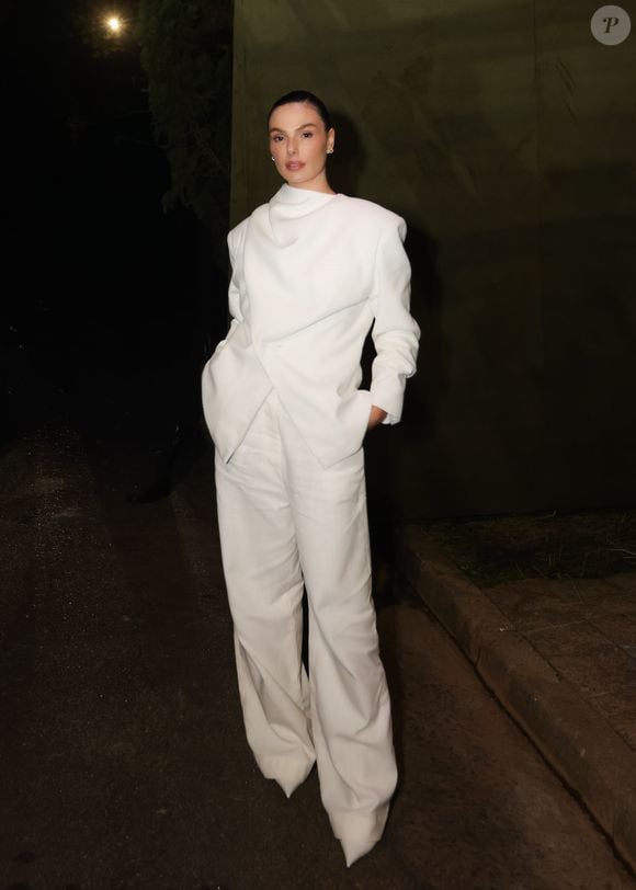 Isis Valverde usou um conjunto branco de alfaiataria com blusa de corte assimétrico e calça wide leg