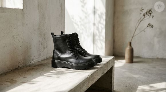 O Coturno Clássico Preto (C575ZU002) custa R$ 299,99, com possibilidade de parcelamento em até seis vezes de R$ 49,99. Para quem prefere praticidade na hora da compra, a marca também oferece a possibilidade de adquirir o produto pelo site e retirar gratuitamente na loja mais próxima