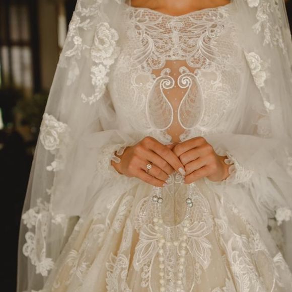 Thássia Naves escolheu um vestido de noiva bem romântico para a ocasião