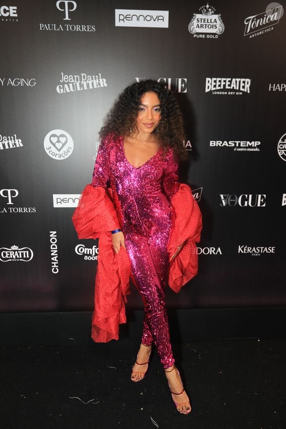 Any Gabrielly trocou de look durante o evento e apareceu com um macacão brilhante