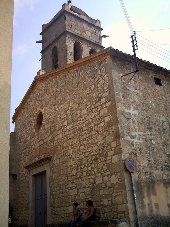 Um de seus edifícios mais emblemáticos é a Igreja de Sant Pere, cuja origem remonta à Idade Média e que continua sendo o coração do centro histórico
