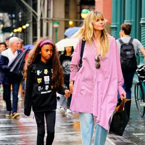 A cautela de Heidi Klum com a carreira das filhas também marcou o início da trajetória de Leni Klum: segundo o portal HELLO!, ela foi abordada por um olheiro aos 12 anos, mas só estreou como modelo aos 16, com autorização da mãe