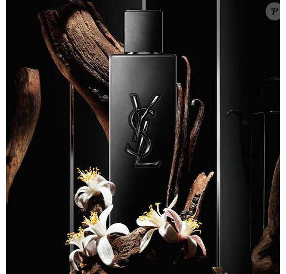 De acordo com a descrição da Sephora, a fragrância MYSLF Le Parfum pertence à família Oriental Amadeirada e traz pimenta preta na abertura, flor de laranjeira no coração e baunilha bourbon no fundo