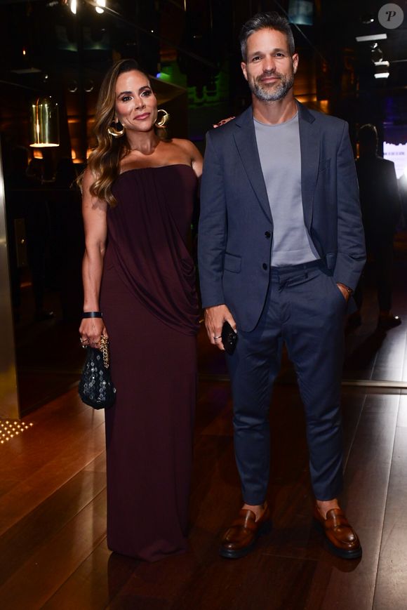 Bruna Leticia e Diego Ribas também foram ao ambiente; ela apostou em um vestido vinho elegante e ele usou uma roupa social discreta