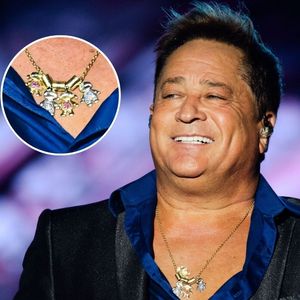 Leonardo rouba a cena com colar de ouro e rubis em simbolismo especial durante show de São João. Saiba preço!