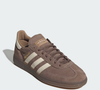 Lançado originalmente em 1979 para jogadores de handebol, o Handball Spezial atravessou gerações e hoje é um dos modelos mais desejados da Adidas, combinando cabedal em suede, solado de borracha natural e um charme vintage que nunca sai de moda