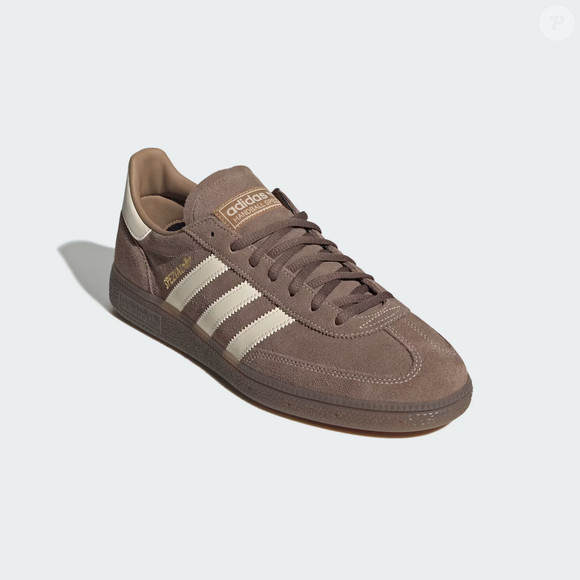 Lançado originalmente em 1979 para jogadores de handebol, o Handball Spezial atravessou gerações e hoje é um dos modelos mais desejados da Adidas, combinando cabedal em suede, solado de borracha natural e um charme vintage que nunca sai de moda