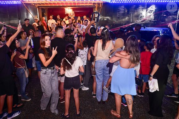 Neymar fecha circo inteiro para noite com Bruna Biancardi, Mavie e Mel e causa tumulto na saída do evento