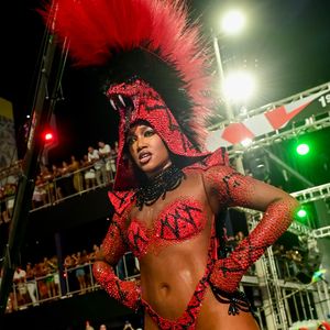 Na fantasia, Iza homenageou o álbum de Ney Matogrosso que tem a música 'Sangue Latino'