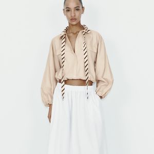 A primeira opção favorita é uma saia midi e volumosa de cintura alta elástica que acompanha bolsos laterais ocultos na costura do mesmo tecido. O modelo lembra o vestido branco icônico do filme “Sob o Sol da Toscana”, mas com a praticidade e liberdade que só uma saia oferece. O preço é de R$ 319,90