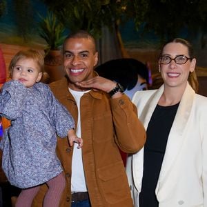 Thiago Oliveira levou a família para a festa da filha de Ticiane Pinheiro e César Tralli