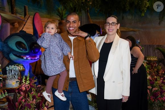 Thiago Oliveira levou a família para a festa da filha de Ticiane Pinheiro e César Tralli