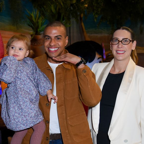 Thiago Oliveira levou a família para a festa da filha de Ticiane Pinheiro e César Tralli