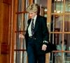 Elegância atemporal! Em março de 1994, Lady Di mostrou mais uma vez por que se tornou um ícone de estilo ao surgir impecável durante visita ao sobrinho recém-nascido no St Mary's Hospital, em Londres. O visual refinado segue como inspiração mais de três décadas depois