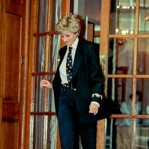 Elegância atemporal! Em março de 1994, Lady Di mostrou mais uma vez por que se tornou um ícone de estilo ao surgir impecável durante visita ao sobrinho recém-nascido no St Mary's Hospital, em Londres. O visual refinado segue como inspiração mais de três décadas depois