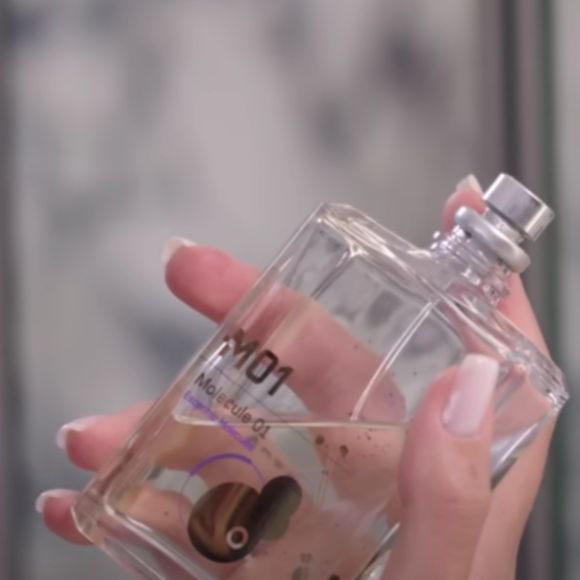 A primeira fragrância em questão que Bruna Marquezine mostrou foi a Molecule 01 - Essentric Molecules.