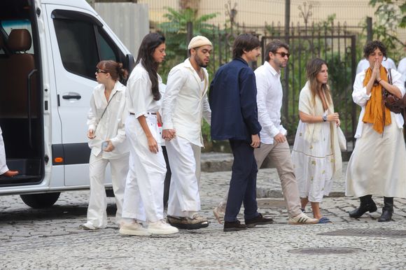 A ex-'BBB' e atriz Alane Dias é a atual namorada de Francisco Gil e o acompanhou na despedida a Preta Gil