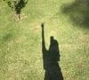 Amanda Kimberlly posou no jardim de sua nova casa