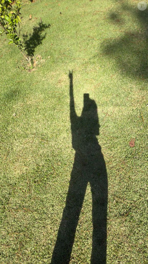 Amanda Kimberlly posou no jardim de sua nova casa