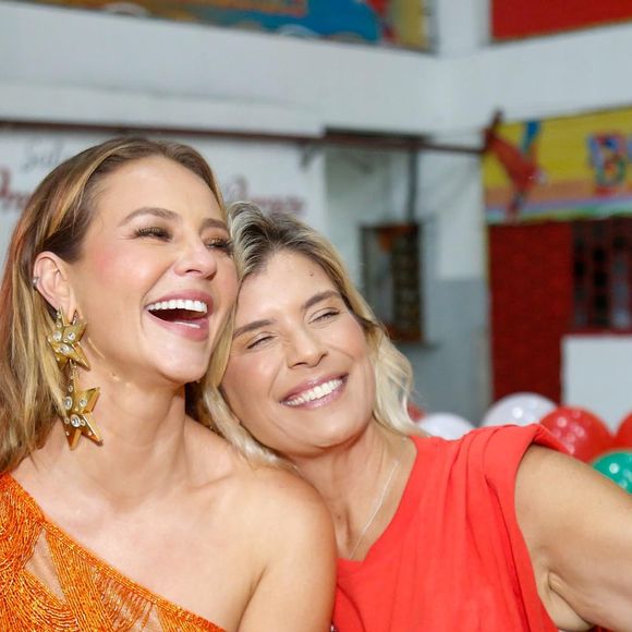 Paolla Oliveira atendeu fãs durante festa na quadra da Grande Rio