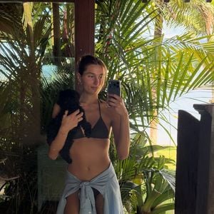 Sasha Meneghel exibiu o corpão só de biquíni com um dos pets no colo. Apesar de ter ostentado o shape, outro detalhe foi o que mais rendeu comentários por parte dos seguidores